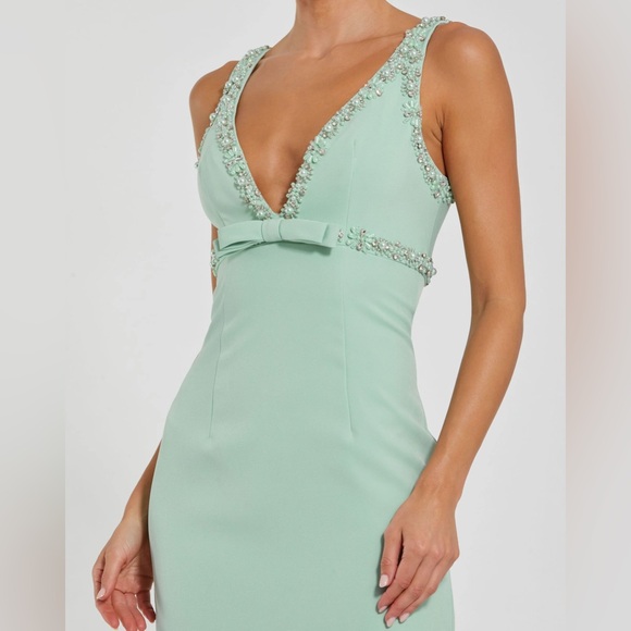 MAC DUGGAL
Green Crepe Fitted Midi Dress With Bow And Beaded Trim - Picture 15 of 15